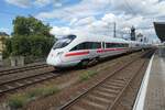 ein siebenteiliger ICE T in voller Länge bei der Durchfahrt durch Dresden Mitte im September 2025