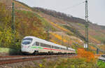 Mit dem ICE 27 Dortmund - Wien durchfährt der 411 004-5  Arnstadt  am 13.11.2025 das Rheintal bei Boppard