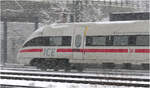 Starker Schneefall in München -     Mitzieher ICE T Freie und Hansestadt Hamburg bei der Vorbeifahrt an der S-Bahn-Station Hirschgarten.
