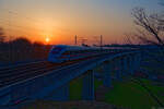 ICE 1214 (Innsbruck Hbf - Hamburg-Altona) im Abendlicht bei Emskirchen, 20.03.2022