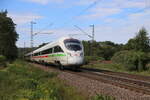 Ein ICE T hat hier am 29.8.2026 gerade den Lengericher Tunnel durchfahren und ist um 10.51 Uhr in der Bauernschaft Schollbruch auf der Rollbahn in Richtung Osnabr�ck unterwegs.