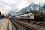 411  PIRNA  berholt als ICE 562  St.Anton am Arlberg  im Bahnhof Brixlegg einen Gterzug, wrehd der 4024er wieder in Richtung Rosenheim beschleunigt.