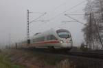 Aus dem Nebel kommt 411 074-8  Hansestadt Warburg  bei Staffelstein am 27.11.2015.