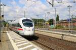 411 077 (Tz 1177  Rathenow ) als ICE 1613 (Linie 28) von Hamburg-Altona nach München Hbf durchfährt den Bahnhof Wittenberge auf der Bahnstrecke Berlin–Hamburg (KBS 204).