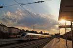 411 Tz 1178 'Ostseebad Warnemünde' als ICE 29 (Frankfurt/Main - Wien Hbf) beim Halt in Passau.
28.08.2017