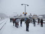 Einfahrt des ersten fahrplanmäßigen ICE im Bahnhof Coburg
Richtung München am 10. Dezember 2017.