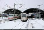 Aufgrund der winterlichen Wetterlage war man froh, dass überhaupt Züge fuhren - wenn auch stark verspätet und auf anderen Gleisen.
Eine BR 401 als verspäteter ICE 707 (Linie 18) von Hamburg-Altona nach München Hbf trifft auf 411 560 (Tz 1160  Markt Holzkirchen ) als verspäteter ICE 1539 (Linie 15) - normalerweise mit ICE 3 verkehrend - von Frankfurt(Main)Hbf nach Berlin Südkreuz (heute bis Berlin Hbf (tief)) in Halle(Saale)Hbf. [17.3.2018 | 16:47 Uhr]