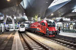 1216 229-5  Spirit of Praha , hält mit dem railjet 75  Franz Schubert  (Praha hl.n. - Wien Hbf - Graz Hbf), in Wien Hbf.

Links daneben zu sehen, ist 411 073-0 als ICE 90 (Wien Hbf - Passau Hbf - Kassel-Wilhelmshöhe - Hamburg Altona)

Aufgenommen am 23.11.2018.