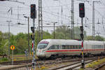 „Ausfahrt Frei“ aus Gleis 3 für RE5 von Stralsund nach Elsterwerda und an den Bahnsteig 1 fährt der IC 1711 von Binz kommend.