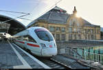 Impression mit Empfangsgebäude und tiefstehender Sonne sowie 411 065/411 565 (Tz 1165  Bad Oeynhausen ) als ICE 1005 (Linie 29) von Berlin Gesundbrunnen nach München Hbf (Ersatz für ICE 3) in Halle(Saale)Hbf auf Gleis 8.
[27.12.2018 | 13:18 Uhr]