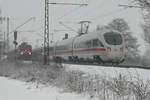 17. Februar 2009, ICE 1503 von Halle fährt durch den Haltepunkt Küps in Richtung Lichtenfels. Links taucht ein Nahverkehrszug nach Kronach auf.