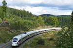 19. September 2017, da die Zeit des ICE-Verkehrs über die Frankenwaldbahn in absehbarer Zeit zu Ende ist, habe ich mich heute nach Steinbach am Wald aufgemacht. ICE  Meißen  (Tz 1119) ist als ICE 1510 München - Berlin unterwegs. Er hat den Scheitelpunkt der Strecke überwunden und rollt jetzt nach Probstzella hinab.