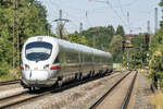 Ein ICE-T fuhr am 9.8.22 „auf Hp2“ in Otting-Weilheim auf das mittige Überholgleis.