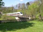 Rund um den Rheinfall 2008 - Von der Strecke Schaffhausen - Blach hat man den besseren Blick auf den Rheinfall, vorausgesetzt man ergattert einen Sitzplatz in Fahrtrichtung links! 411 083 (ex 415 083) ist am Nachmittag des 28.04.2008 oberhalb des Rheinfalles als ICE 186 unterwegs nach Stuttgart.