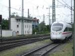 Das Stellwerk von Singen(Htw) zusammen mit einfahrendem 411 082  Mainz  als ICE 280 Zrich HB - Stuttgart Hbf. 07.06.08