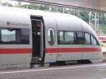 ICE-T-Triebzug 1184  Kaiserslautern  (BR 411) auf Gleis 12 des Saarbrcker Hauptbahnhofs - mit 30-mintiger Versptung aus Frankfurt/Main eingetroffen und sehnlichst erwartet von einer Vielzahl von Menschen, die aufgrund der technischen Probleme mit den ICE3-Zgen diese nicht wie planmig durchgehend zwischen Paris und Frankfurt benutzen konnten, sondern in Saarbrcken umsteigen mussten (11.07.2008).