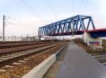 ICE 1507 aus Berlin kommend unterquert, nach der Durchfahrt des Bf.Neuwiederitzsch, am 21.03.2009 die Brcke des Leipziger Gterrings. Rechts neben ihm ist ein RE vom Leipziger Flughafen in Parallelfahrt zu sehen.