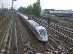 ICE/BR 411 auf Durchfahrt am S-Bahnhof Berlin Beusselstrae auf den Weg Richtung Bahnhof Berlin-Spandau.