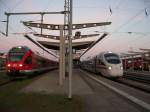 Neben dem ICE-T steht der FLIRT-Zug auf dem Stumpfgleis und wartet, dass er zur Werkstatt Dalwitzhof rangieren kann.
Rostock, 20.04.09