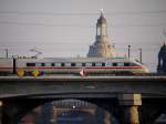 Moderne vor Barock – ICE-T BR411 auf Linie 50 beim berqueren der Elbe vor der Altstadtkulisse zum Ziel Dresden Hauptbahnhof (09.03.2010). 