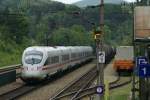 411 062 hat bald sein Endziel Wien West erreicht und berholt als ICE23 von Dortmund kommend im Bahnhof Tullnerbach-Pressbaum einen Gterzug. 15.5.2010