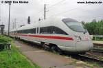 411 025  Arnstadt  am 03.09.2005 in Erfurt Hbf. (Man beachte den bewachsenen Prellbock links am Bildrand).