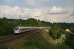 Hier mal ein Bild mit  Wolkenschaden  von mir.
Zu sehen ist ein ICE nach Dortmund an der groen Sttzmauer in Laaber.(KBS 880,30.7.2010)