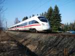 Der ICE 1611 ist am 02.03.11 bei Halach Richtung Kronach unterwegs.