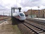 ICE1618 von Mnchen Hbf.nach Hamburg-Altona bei der Durchfahrt im Bahnhof Wittenberge.Aufgenommen am 11.04.06