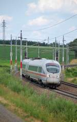 ICE 23 (411 562) am 23.06.2013 bei der Durchfahrt
durch die Ortschaft Katzbach.