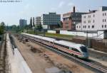 Zwei Jahre später dominierte in Fürth südlich der Brücke der Würzburger Str. der Beton. Am 30.4.11 fuhr ein ICE nach Berlin daran vorbei. 