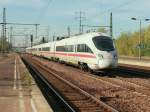 411 015  Coburg  am 02. Oktober 2015 bei der Durchfahrt durch den Bahnhof  Berlin Flughafen Schönefeld.