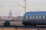 Tz 1112  Freie und Hansestadt Hamburg  ist unterwegs als ICE 27 (Hamburg Altona - Wien Hbf). Obwohl ich mich weit draußen vor Köln befand, war noch ein Bild mit Dom möglich.

Brühl, 29. November 2016