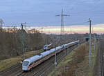Am 03.12.25 musste die S2 aus Leipzig nach Bitterfeld in Holzweißig den ICE 1694/94 nach Berlin passieren lassen um über die Weichenstraße in Bitterfeld auf die hinteren Bahnsteiggleise zu gelangen.