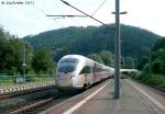Der Triebwagen 415 022 fhrt mit der Sonderlackierung  175 Jahre Eisenbahn in Deutschland  am Abend des 3.8.11 als ICE Mnchen - Berlin durch Hockeroda.