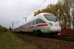 415 520 (Tz 1520  Gotha ) und 411 505-1 (Tz 1181  Horb am Neckar ) als umgeleiteter ICE 1559 (Linie 50.1) von Wiesbaden Hbf nach Leipzig Hbf über Kassel-Wilhelmshöhe fahren in Zscherben, Gartenweg, auf der Bahnstrecke Halle–Hann. Münden (KBS 590). [21.10.2017 | 15:06 Uhr]