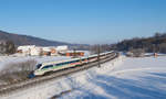 Nur selten kommen die 5-teiligen ICE-T der Baureihe 415 allein zum Einsatz. Durch die Auswirkungen der Corona-Pandemie war ICE 1654 am 13.02.2021 nur mit einem Zugteil auf dem Weg von Dresden nach Frankfurt. Bei Hermannspiegel in der Vorderrhön legte sich 415 023 in die Kurve.