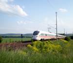 Fernverkehr ist auf der KBS 595 nicht alltglich zu beobachten. Hier ist ICE 1653 Frankfurt Flughafen - Dresden  am 24.05.2008 nhe des B km 15,5 zwischen Reinsdorf (b Artern) und Artern unterwegs. 