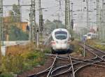 Mitten im (Masten-)Dschungel taucht, auf dem Vorfeld des Leipziger Hauptbahnhofs, ICE 1554 Dresden-Wiesbaden aus dem  Untergrund  auf. Fast parallel dazu einfahrend rechts im Hintergrund ICE 1615 Berlin-Mnchen. Aufgenommen am 15.09.2009