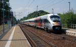 415 022 und ein weiterer 411er bilden am 27.07.10 den ICE 1509. Der Jubi-ICE wurde in Leipzig abgekoppelt. Fotografiert bei der Durchfahrt durch Burgkemnitz Richtung Bitterfeld.