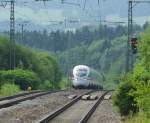 Am 15.07.2010 gab es einen Ausflug zum Knigssee. Auf der Fahrt dorthin machten wir in Teisendorf halt um auch den gleichnamigen IC in seiner  Heimat  zu sehen. Hier erklimmt ein ICE der dritten Generation die Steigung nach Teisendorf in Richtung Traunstein.