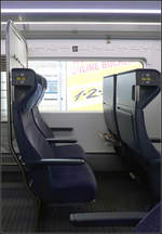 Blick in den Innenraum eines ICE4 -    Das Kopfteil er Sitze ist sehr wuchtig und führt zu einem sehr eingeengten Gefühlt auf dem Sitzplatz, insbesondere wenn nur ein kleines Stück des