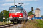 420 474 hat gerade den Haltepunkt Arnbach verlassen und fährt weiter in Richtung Endstation Altomünster. Im Hintergrund erkennt man den markanten Turm der dort ansässigen Meir-Mühle