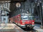 420 296 steht am 7.6.07 abfahrgereit im Frankfurter Hbf.
Diese Schattenspiele sind mal etwas anderes.