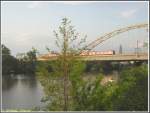 Ein Vollzug der S9 nach Wiesbaden am Abend des 22.05.2007 bei der berquerung des Mains auf der Brcke bei Frankfurt am Main-Niederrad, rechts neben dem fhrenden Triebwagen ist der 257 Meter hohe