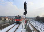 Am 26.01.2013 erklimmt ein von 420 908 angeführter Vollzug als S6 nach Renningen die Rampe im Bahnhof Stuttgart-Zuffenhausen.