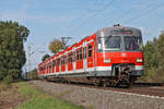 S-Bahn Rhein-Ruhr 420 441-8 am 14.10.2019 in Lintorf.
Die DB-Baureihe 420 wurde ursprünglich für die S-Bahn München konzipiert und dort aufgrund ihres Ersteinsatzes im Rahmen der Olympischen Sommerspiele 1972 Olympiatriebwagen oder Olympiatriebzüge genannt.
