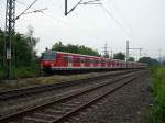 Remsbahn 2004 - Beim Warten auf einen Extrazug schiebt sich am 07.08.2004 der 420 422-8 und ein weiterer Triebwagen dieser Baureihe bei Endersbach ins Bild.