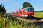 Das S-Bahn Gleis bei Vierkirchen nervt eigentlich die meiste Zeit. Nicht aber wenn die alte 
420 952 daher kommt als tolle Überraschung  am 12.7.26 