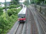 420 321-2 und ein Schwesterfahrzeug haben als S8 Offenbach-Ost - Wiesbaden Hbf soeben den Rhein berquert und erreichen in Krze Mainz-Rmisches Theater.